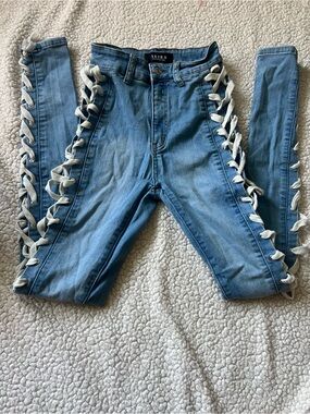 AKIRA Light Blue Lace-Up Side Skinny Jeans with White Laces